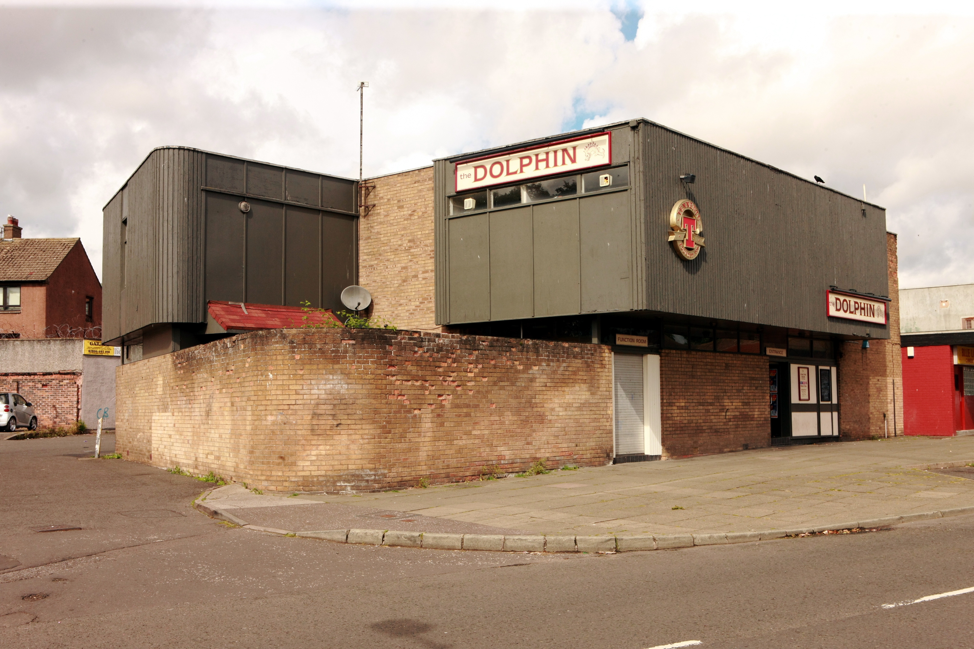 Dundee pensioner glassed in Dolphin Bar brawl