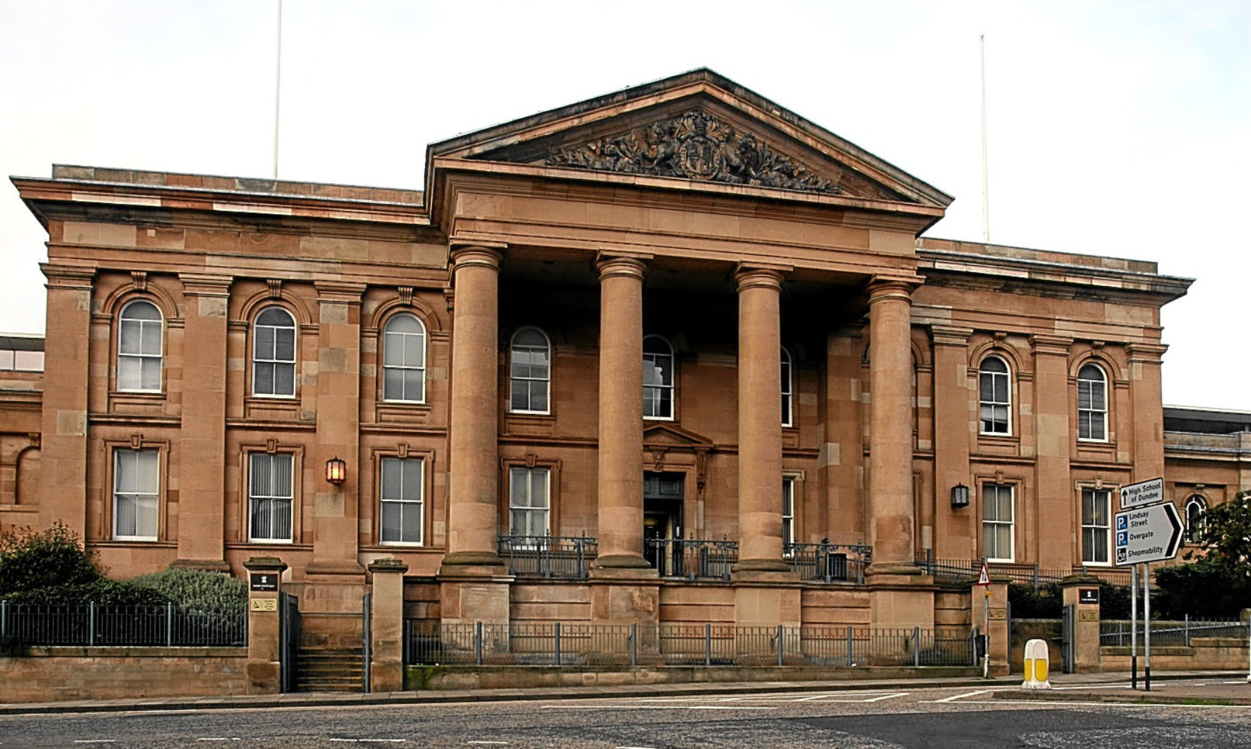 Struggle in dock forces abandonment of Dundee court