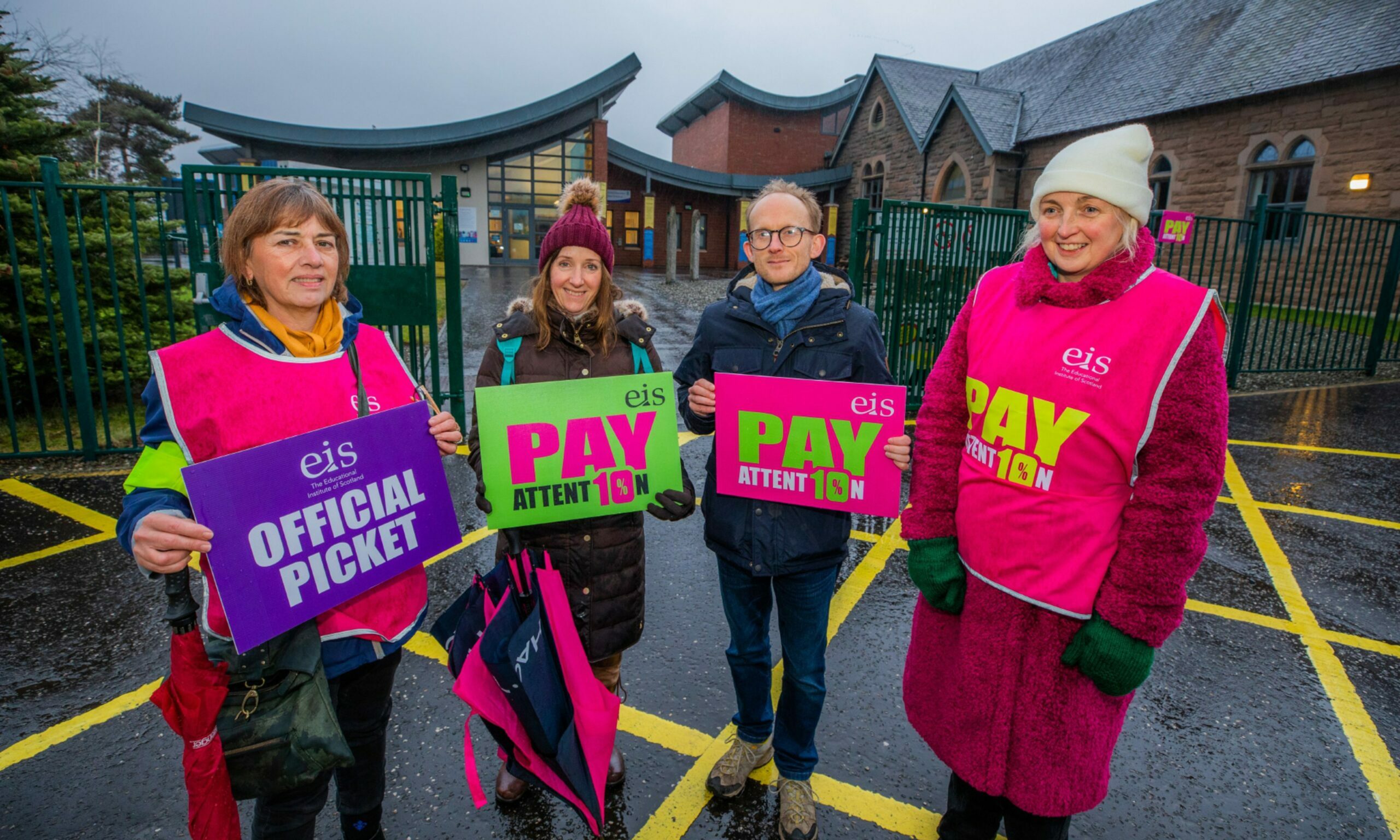 primary-teachers-in-perthshire-on-picket-lines-in-national-strike