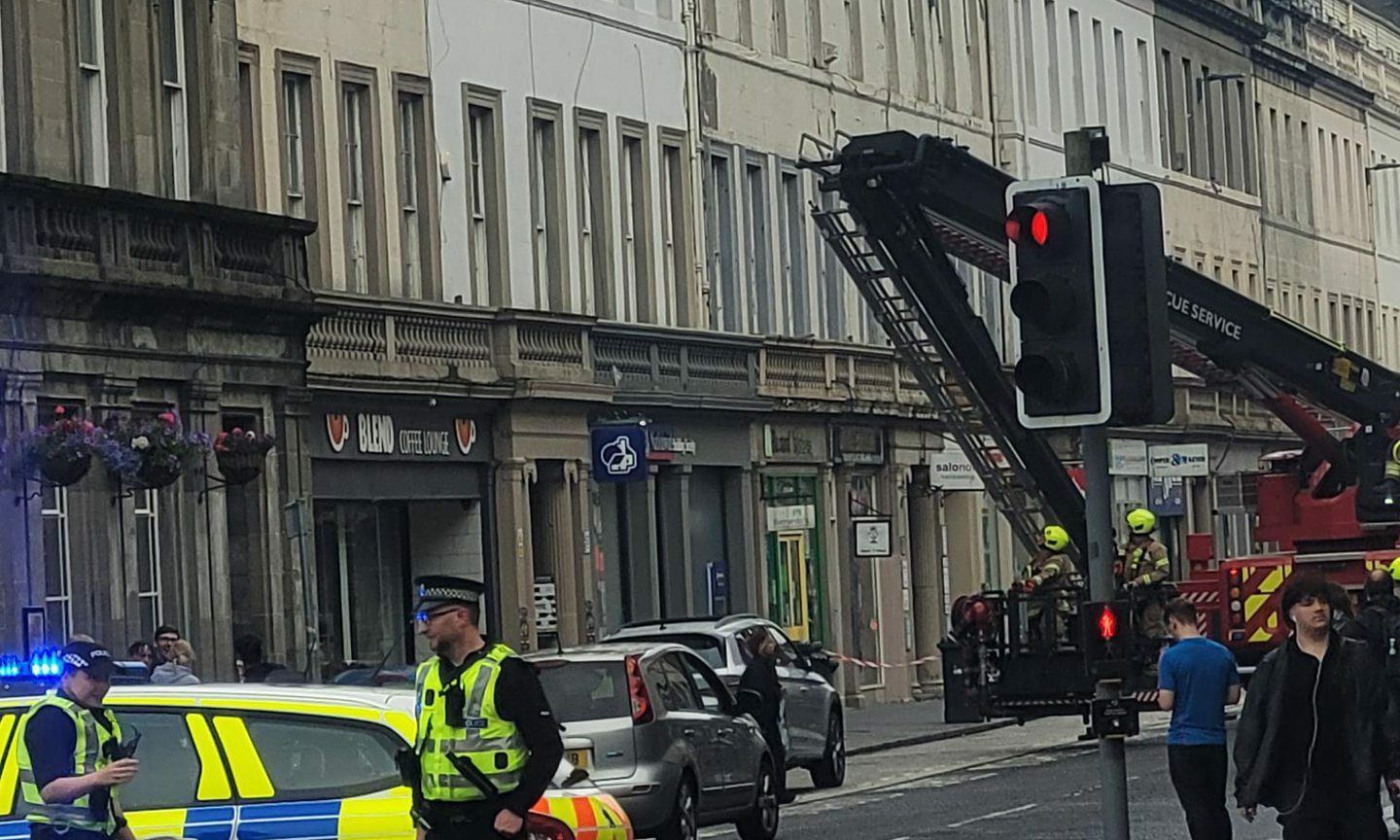 Trapped gull forces closure of Dundee city centre's Reform Street